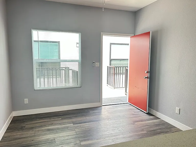 845 E 6th St — Photo 17