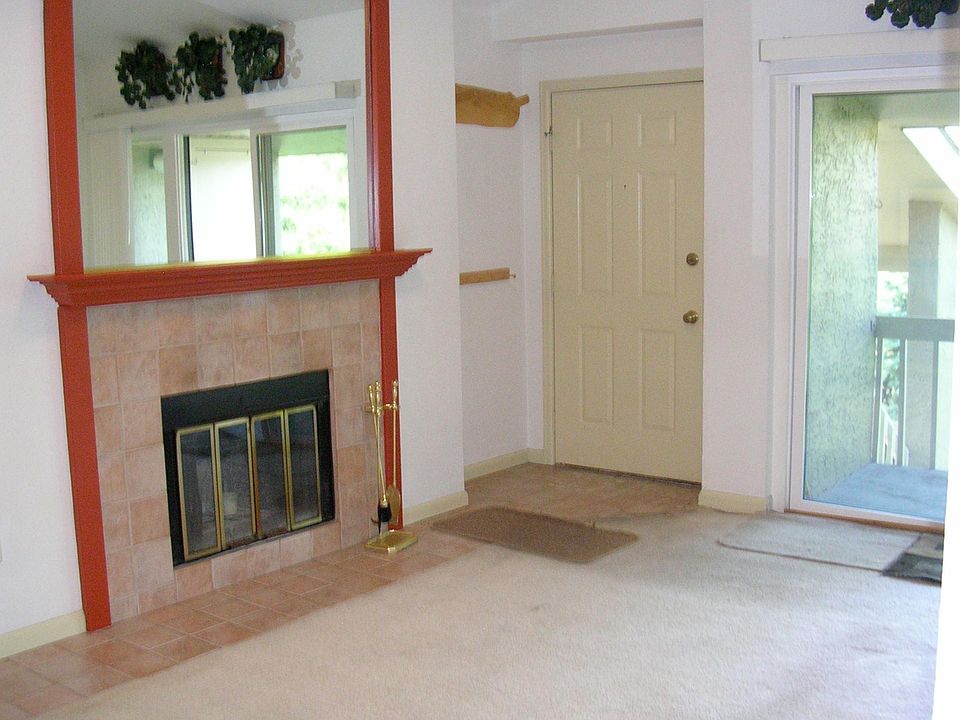 Living Room Entryway without sofa in front of the fireplace