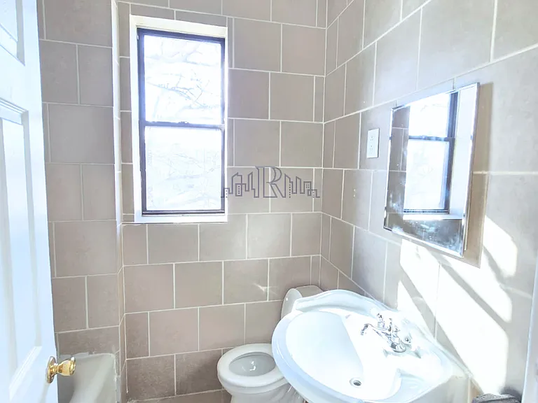 811-810 Broadway #403 — Photo 2