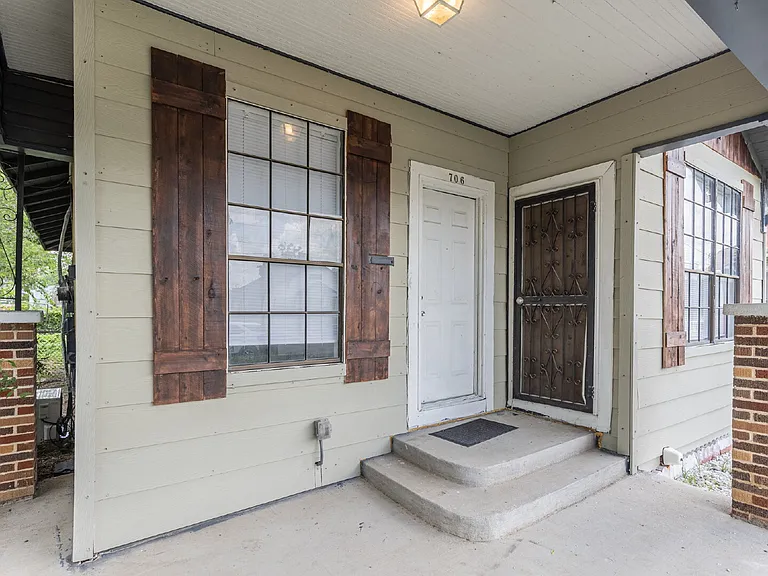 706 Canton — Photo 4