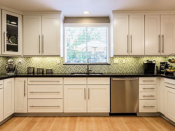 4th image of 784 Stewart St