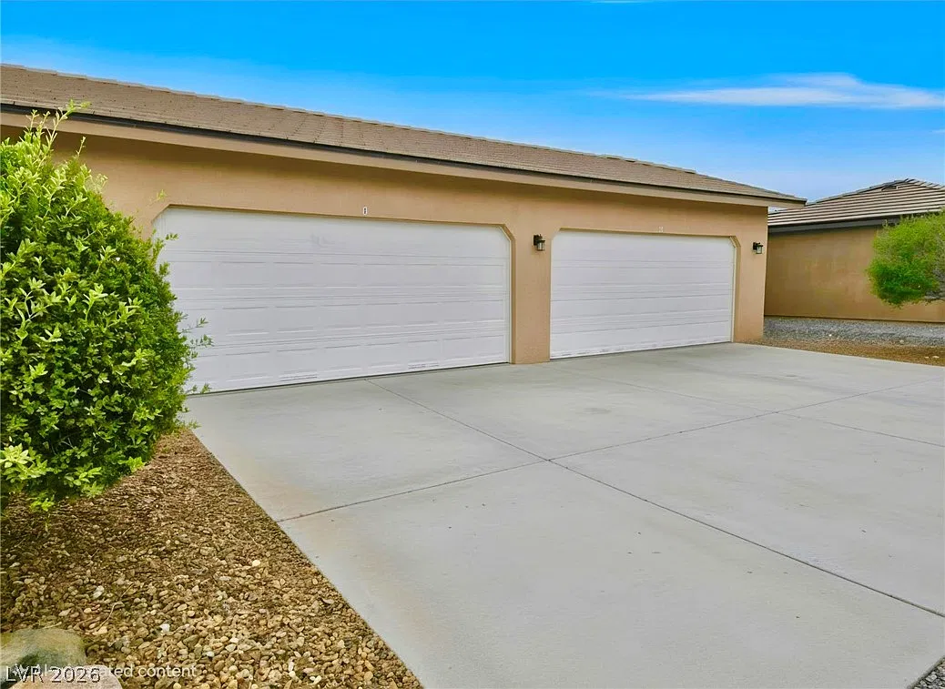 2 bed, 2.0 bath, 3996 sqft, $1,050 — Photo 1