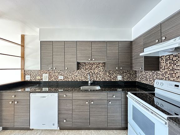 5th image of 1639 Oakwood Ave #403