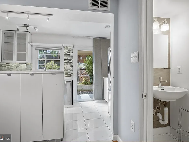 350 James St — Photo 6