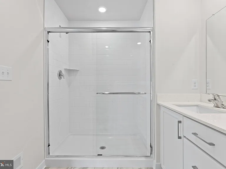 56 Continental Way — Photo 18