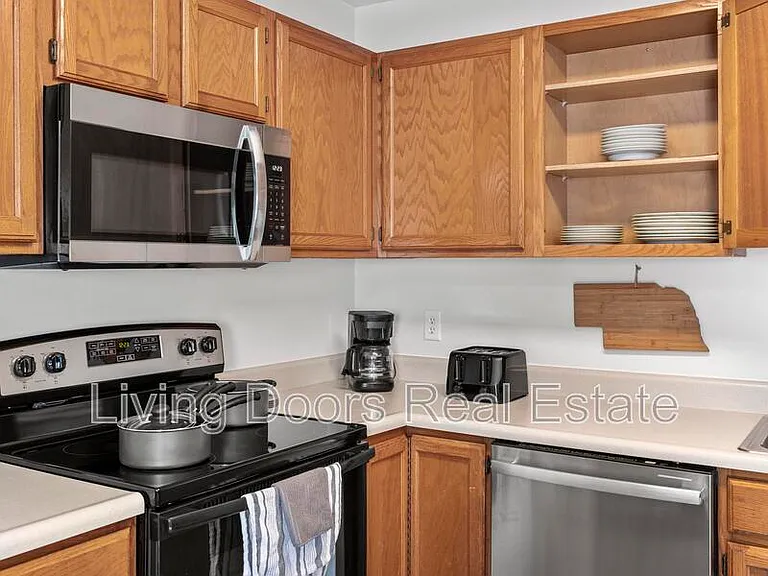 6935 Colby St — Photo 11