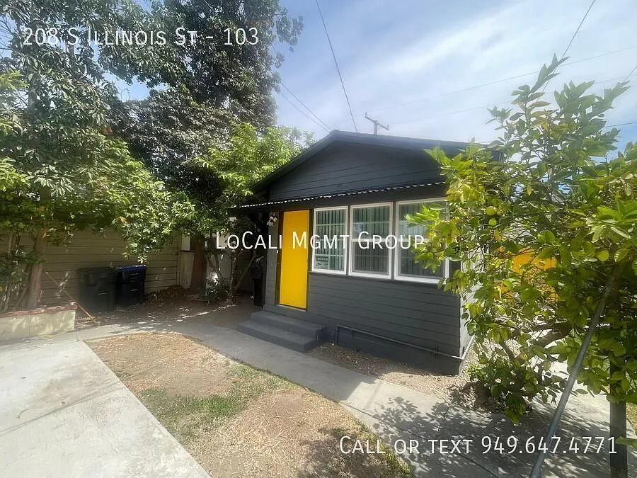 Private Detached 1 Bedrm + Den Available Now! — Photo 1
