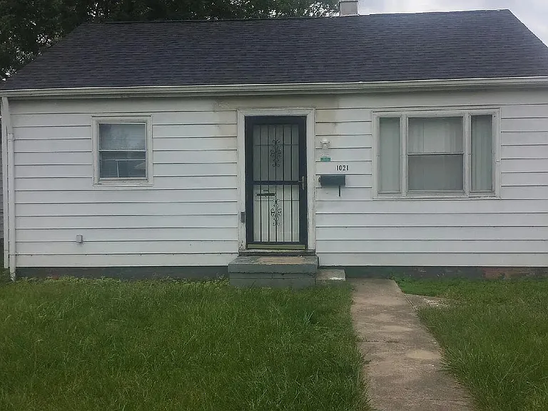 1021 E Memorial Dr — Photo 1