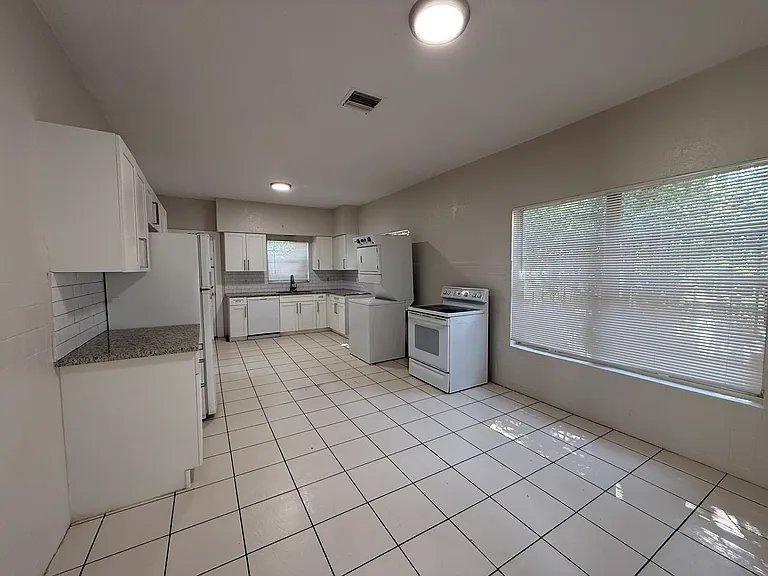 2904 W Cherry St — Photo 3