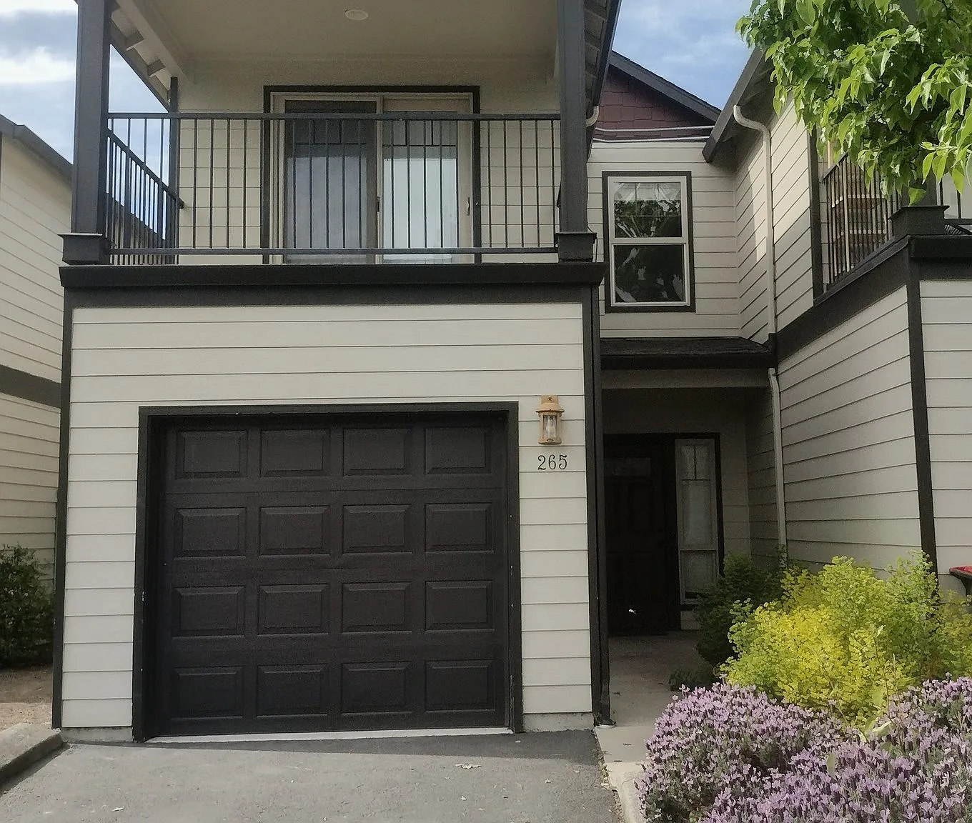 Nicely appointed townhouse in a quiet neighborhood — Photo 1
