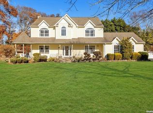 2 Bluegrass Ct, Aquebogue, NY 11901
