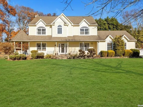 2 Bluegrass Court, Aquebogue, NY 11931