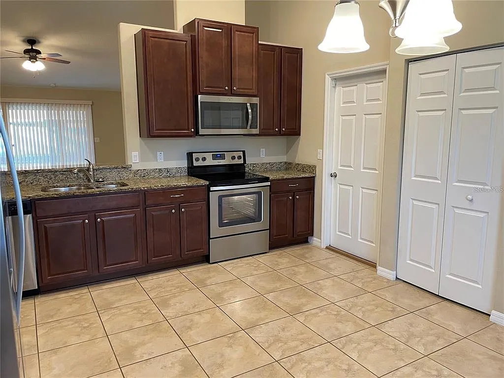 4 bed, 2.0 bath, 1827 sqft, $2,100 — Photo 2