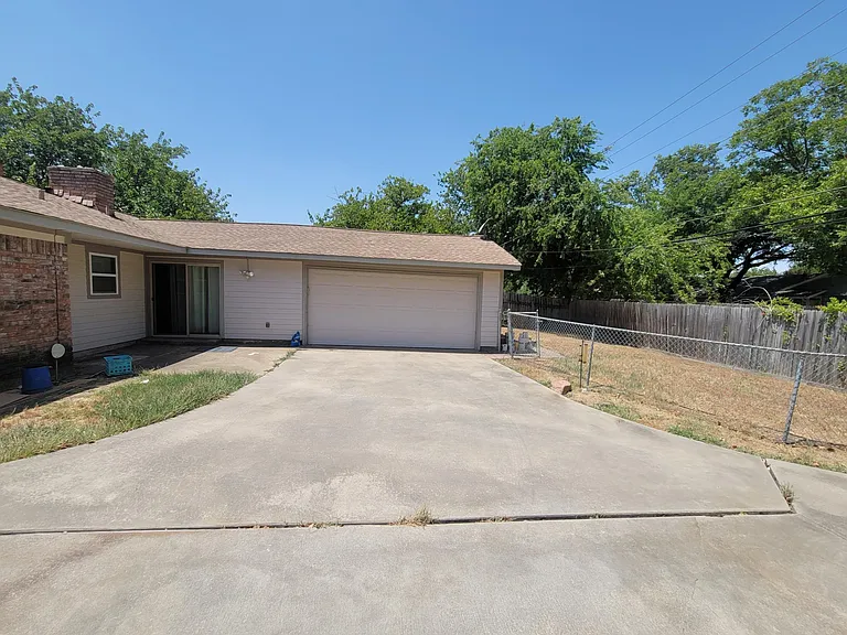 1621 Finley Rd — Photo 3