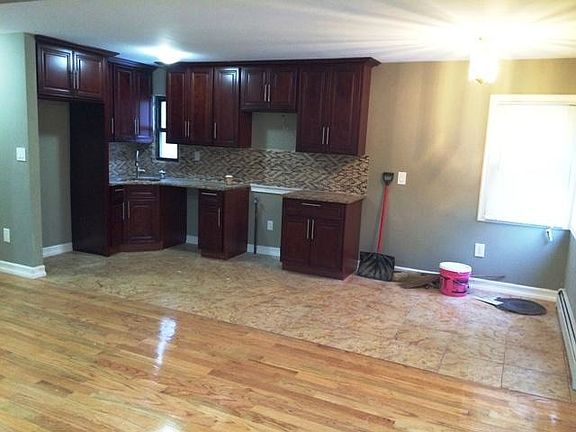 4th image of 11718 143rd St