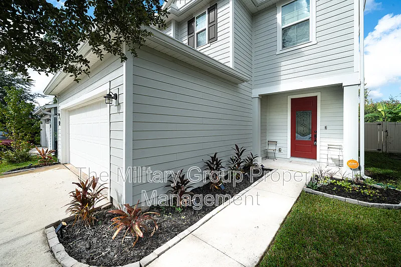 3 bed, 2.5 bath, 1899 sqft, $2,100 — Photo 3