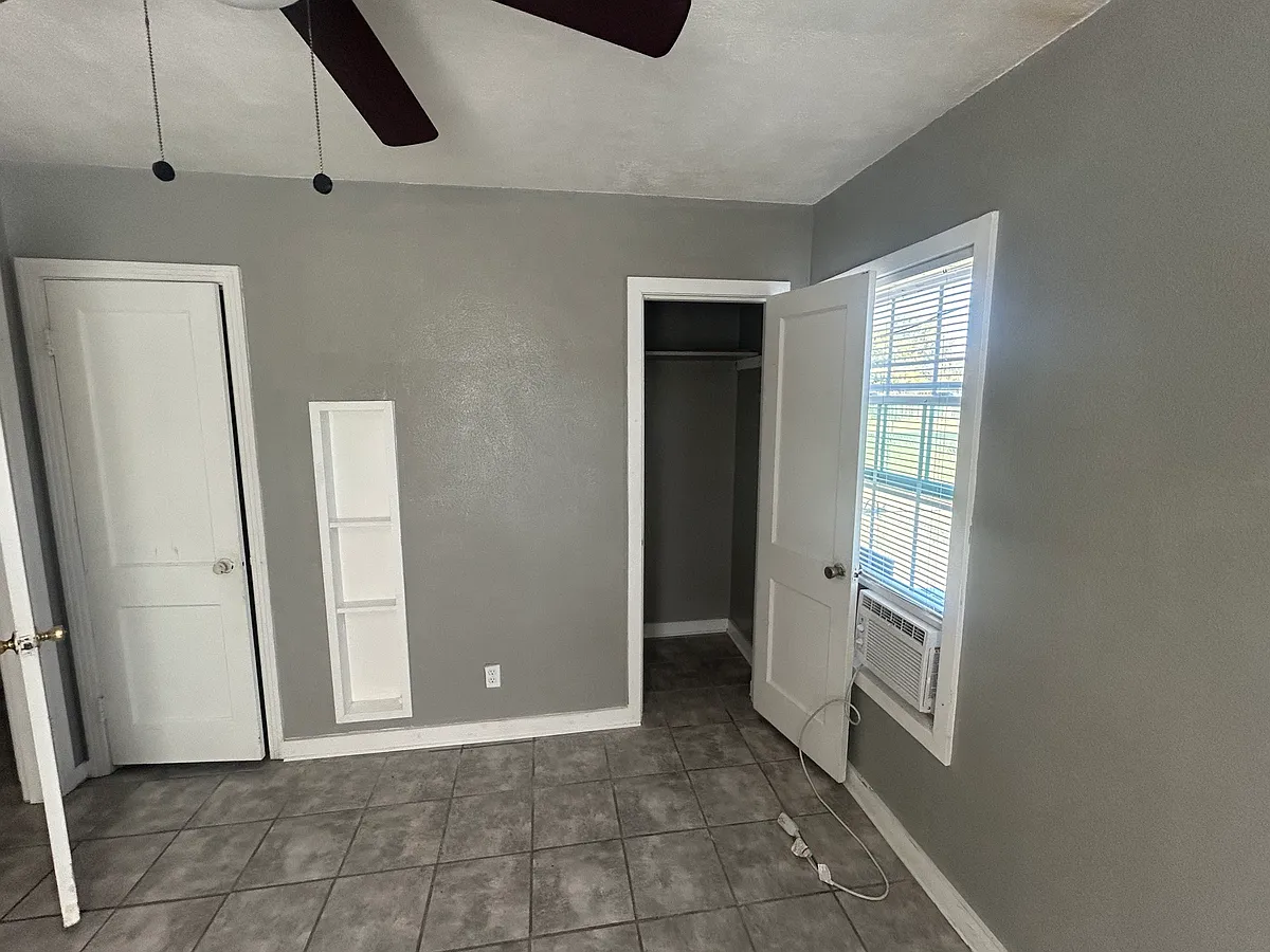 Building Photo - 710 Sutton Dr