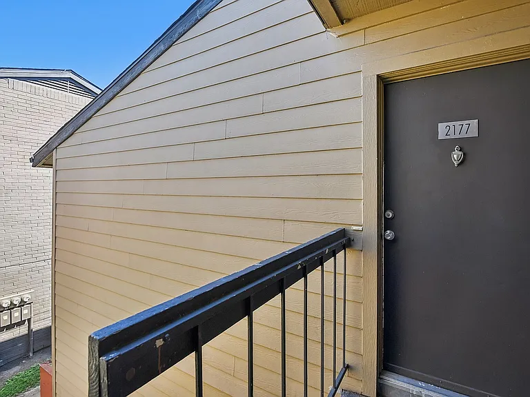 5-web-or-mls-Briar Forest Dr-S1303-005