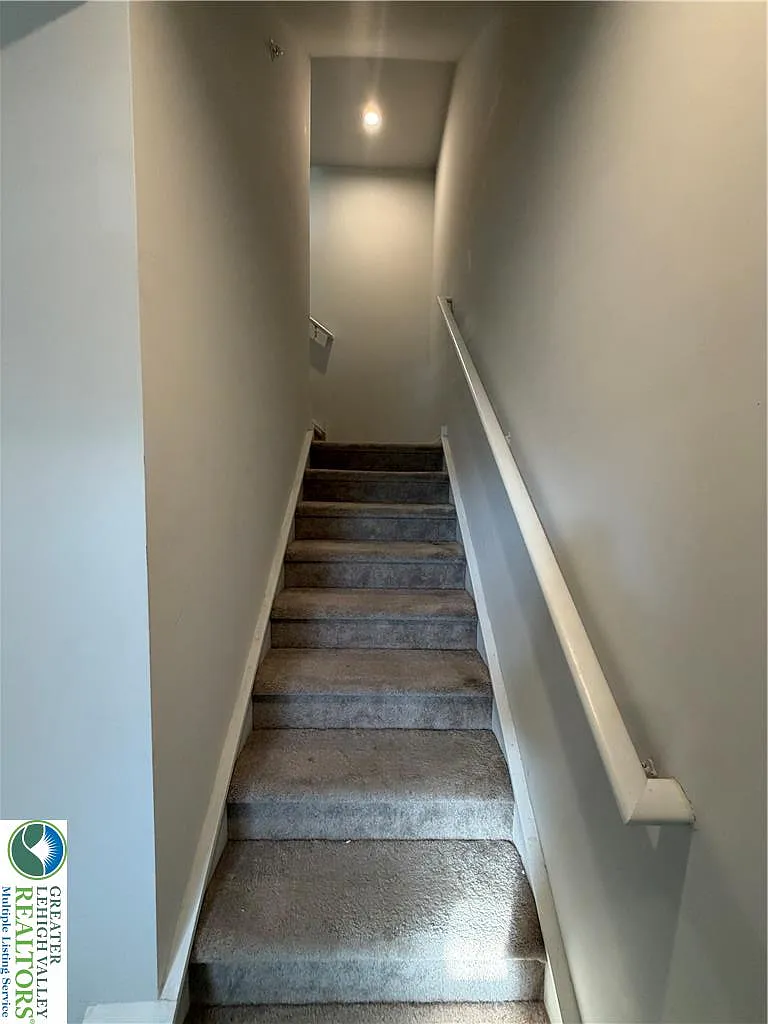 3 bed, 2.0 bath, 1220 sqft, $2,200 — Photo 4