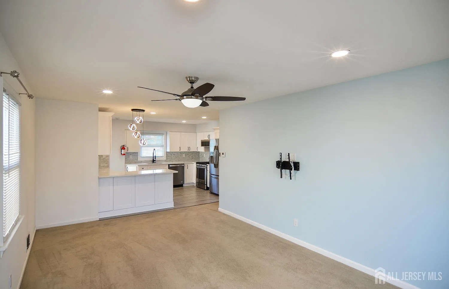 3 bed, 2.0 bath, 1083 sqft, $3,700 — Photo 4