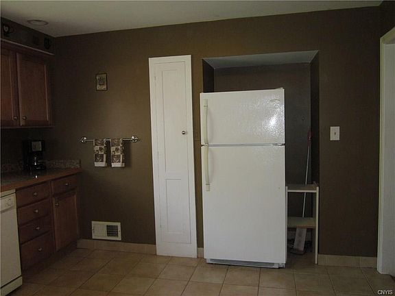 5th image of 203 Milford Dr E