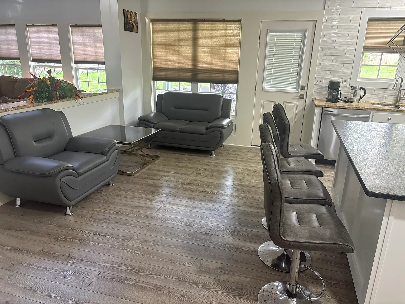 6 bed, 2.5 bath, 3111 sqft, $7,000 — Photo 3