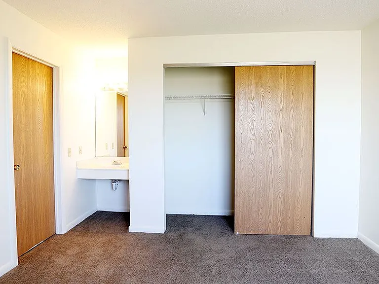 HUNTERS OAK APARTMENTS — Photo 12