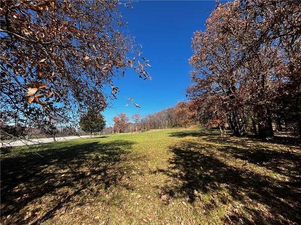 17101 Mission Rd, Stilwell, KS 66085