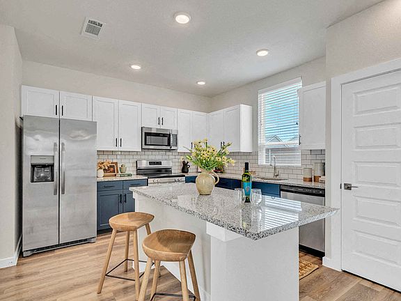 3rd image of 2850 N Bonnie Brae St #628