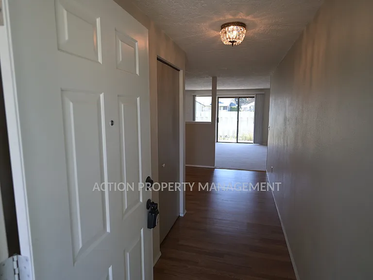 842 N Canterbury Ct — Photo 3