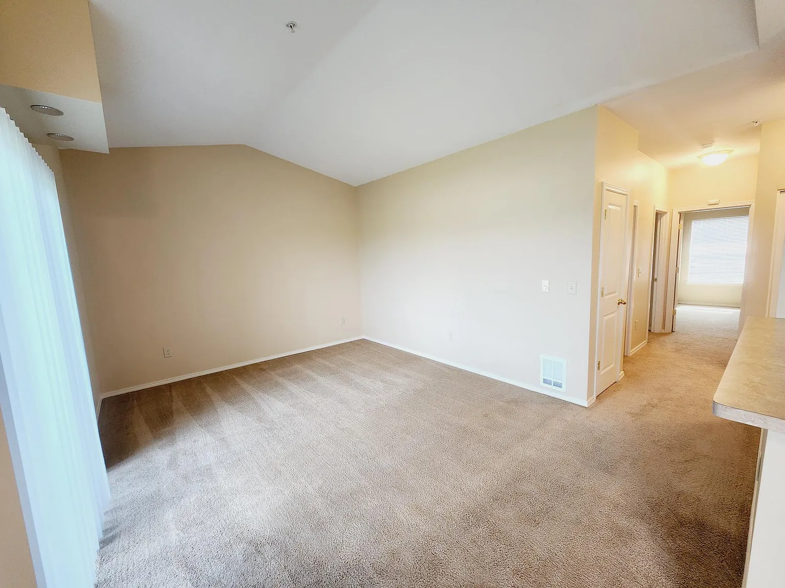 2 bed, 918 sqft, $1,460 — Photo 2