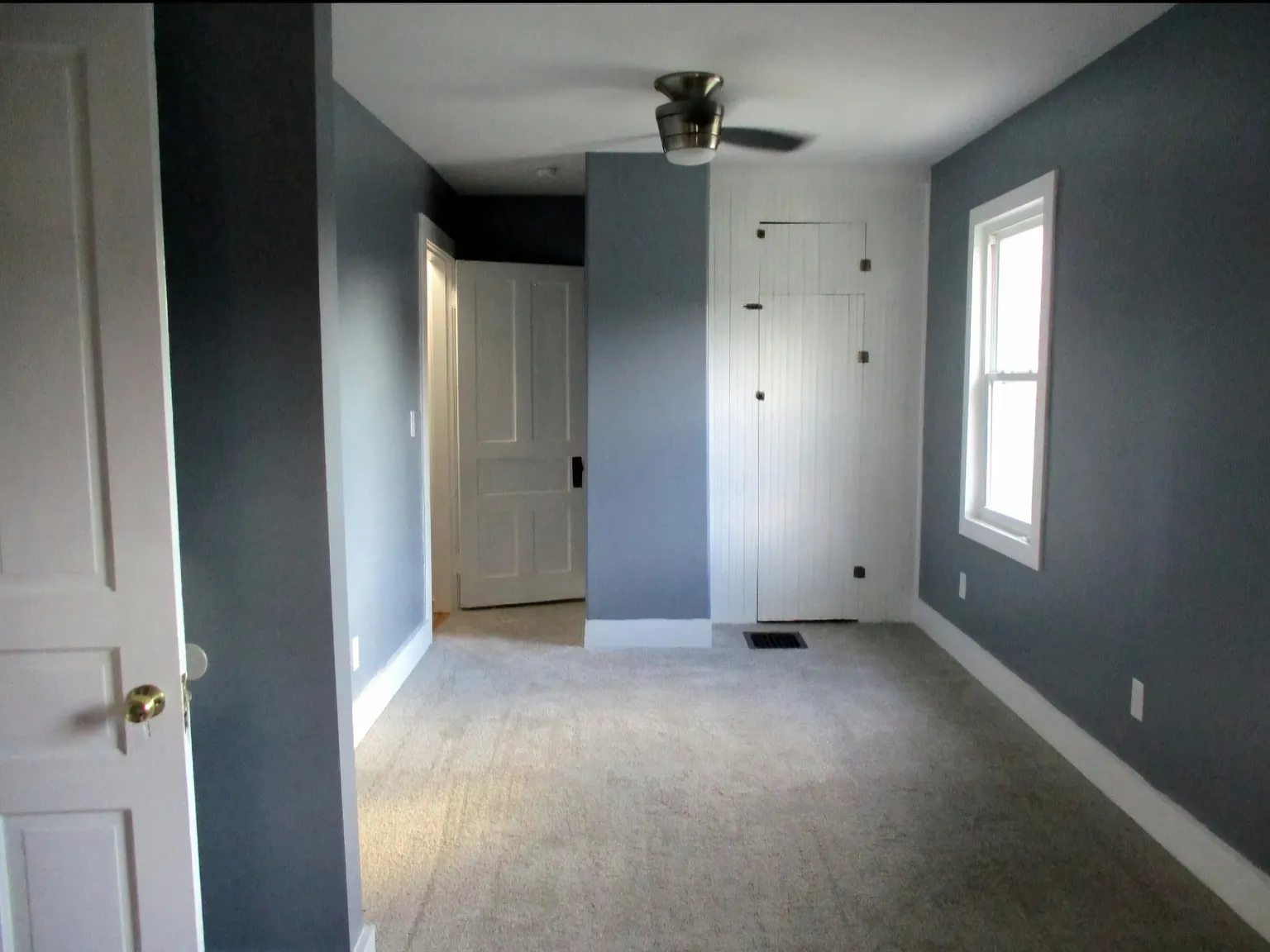 516 Riverside Dr — Photo 3