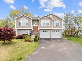 13 Woodcrest Dr, Waterbury, CT 06708