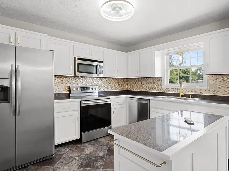 574 Oakmont Dr — Photo 9