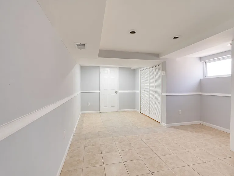 2419 Sheridan St — Photo 6