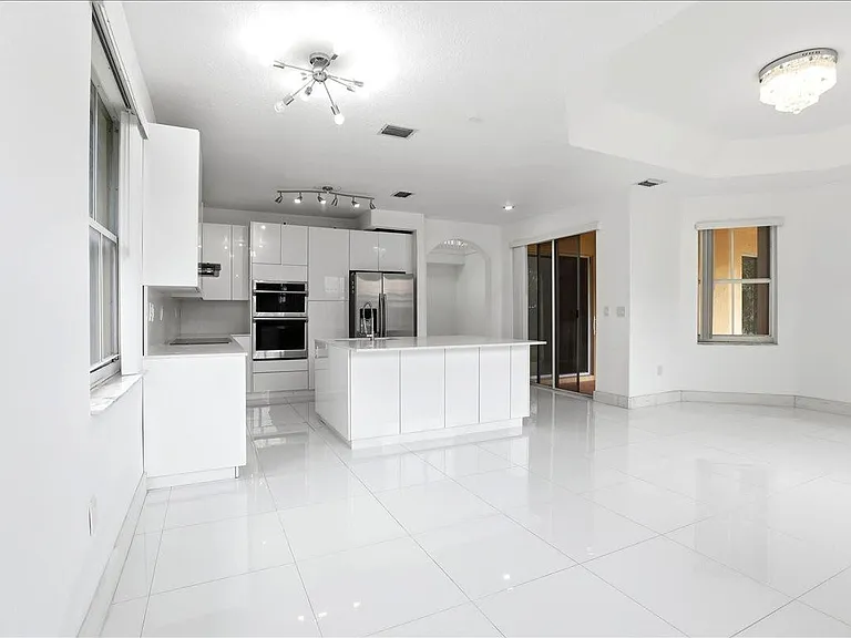 3802 SW 165th Ter — Photo 8