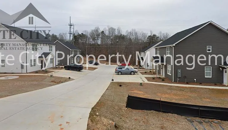 138 Dover Rd — Photo 1