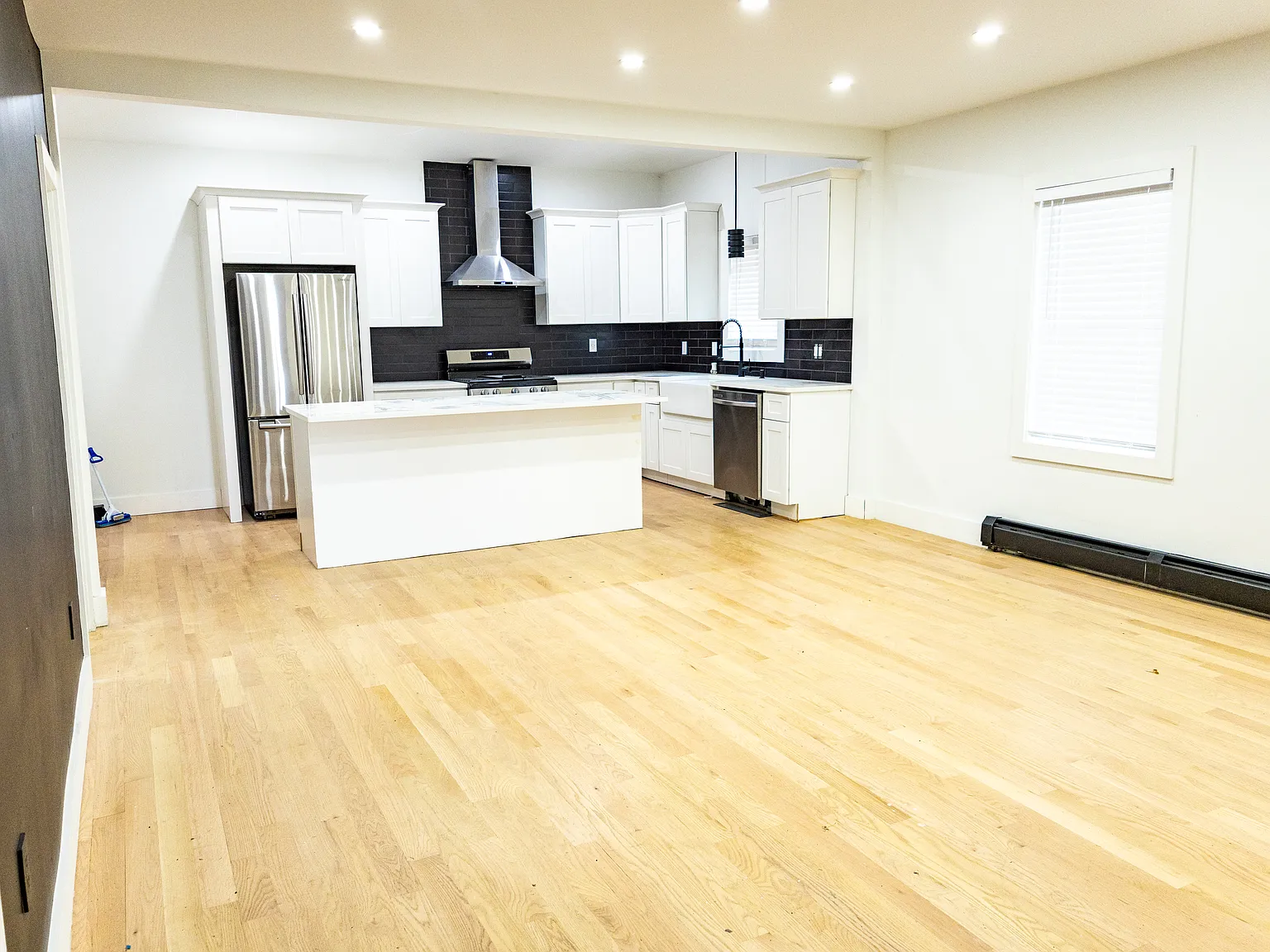 2 bed, 1000 sqft, $2,300 — Photo 2