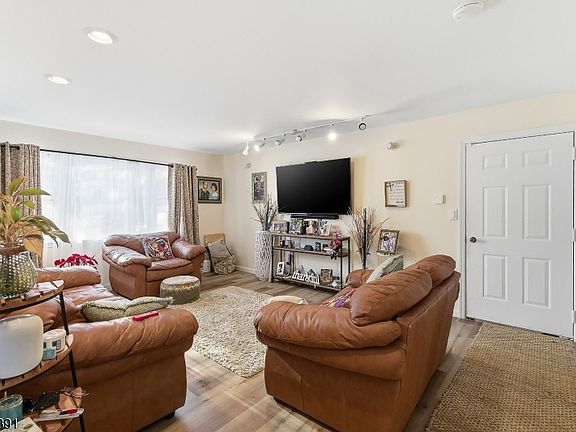 5th image of 17 Talmage Ave