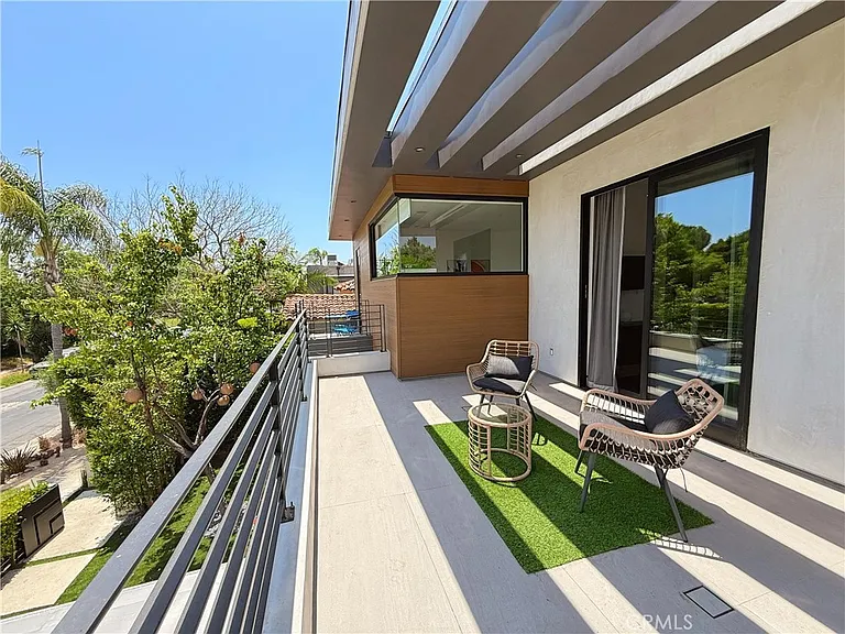 415 N Martel Ave — Photo 34