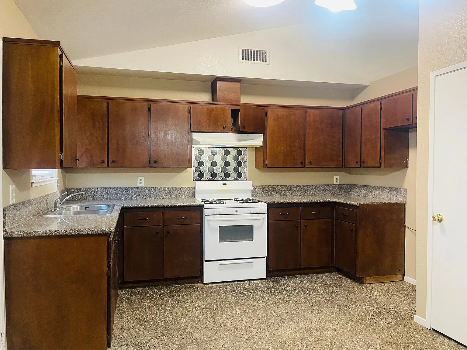 275 W Beechwood Ave — Photo 4