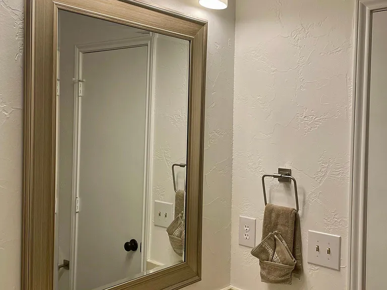 Hall Bath off Great Room and between bedroom 1 & bedroom 2