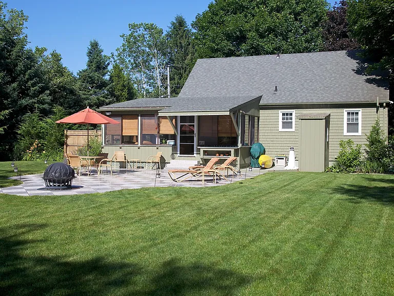 Bedford Dr — Photo 2