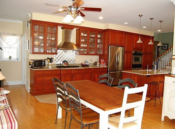 kitchen eating area