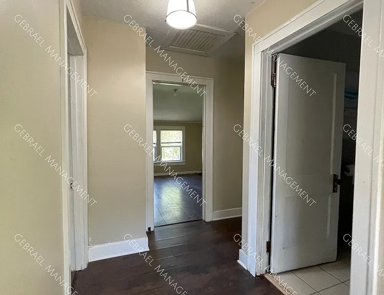 916 Perry St — Photo 12