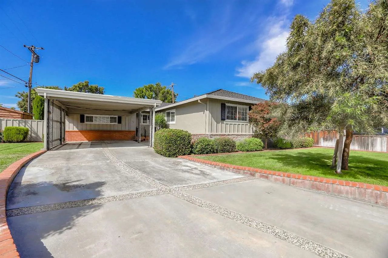 947 Hummingbird Dr photo 1