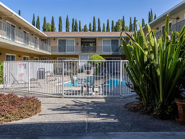 Sandalwood Apartments — Photo 9