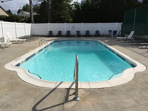 200 Manville Hill Rd, Cumberland, RI 02864