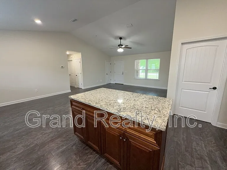 4025 Brittany Ln — Photo 6
