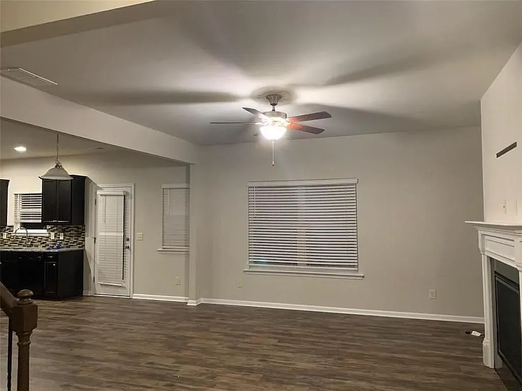 4 bed, 2.5 bath, 2099 sqft, $2,200 — Photo 3